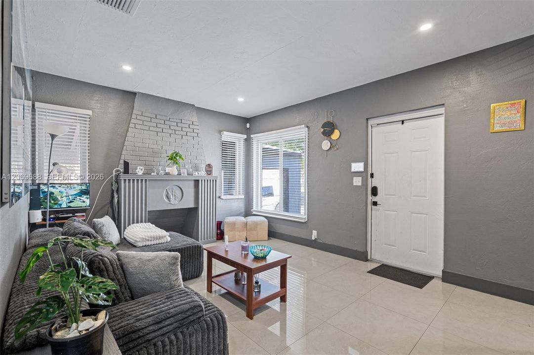 En Venta: $555,000 (3 camas, 2 baños, 1040 Pies cuadrados)