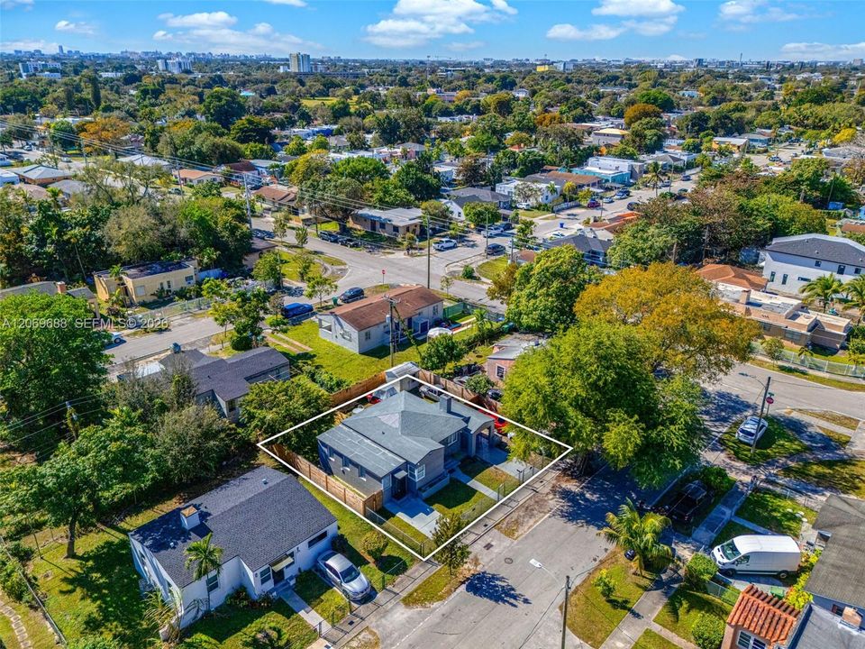 En Venta: $555,000 (3 camas, 2 baños, 1040 Pies cuadrados)