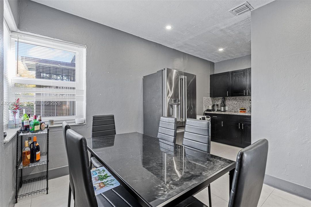 En Venta: $555,000 (3 camas, 2 baños, 1040 Pies cuadrados)
