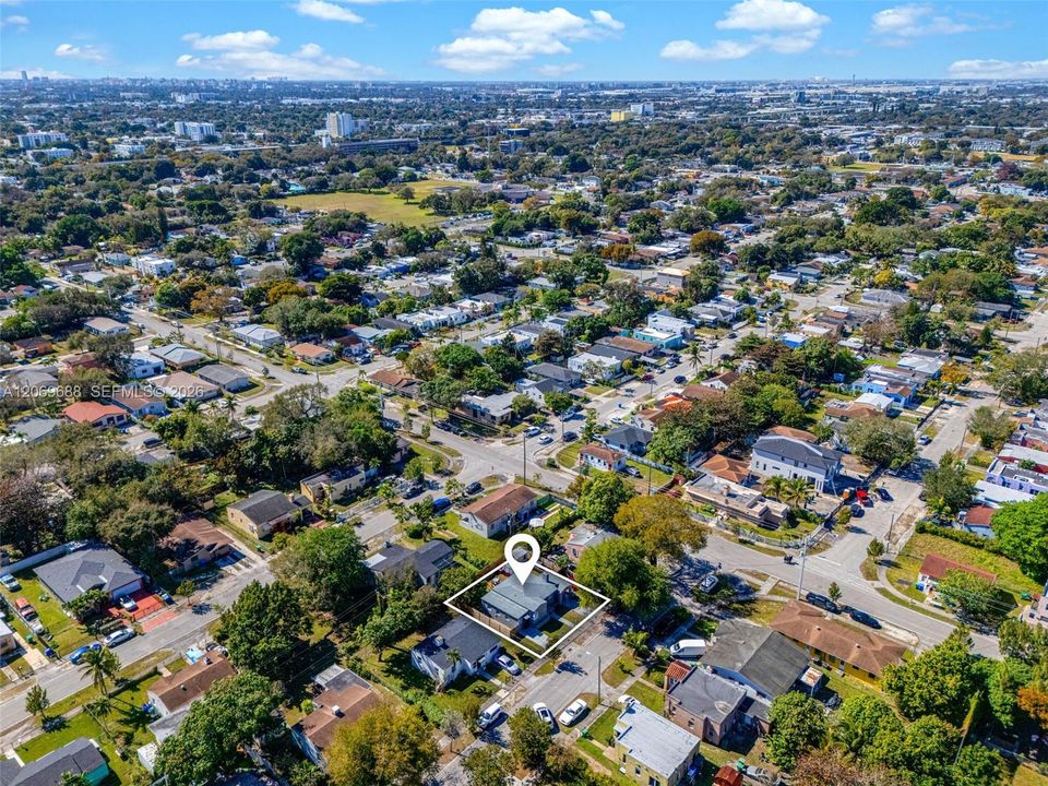 En Venta: $555,000 (3 camas, 2 baños, 1040 Pies cuadrados)
