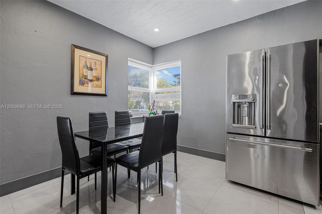 En Venta: $555,000 (3 camas, 2 baños, 1040 Pies cuadrados)