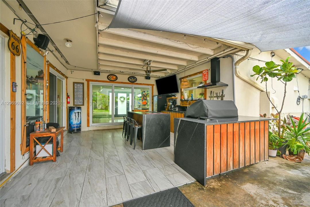 outdoor kitchen/ Patio