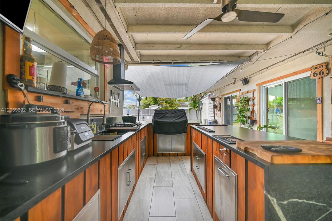 outdoor kitchen/ Patio