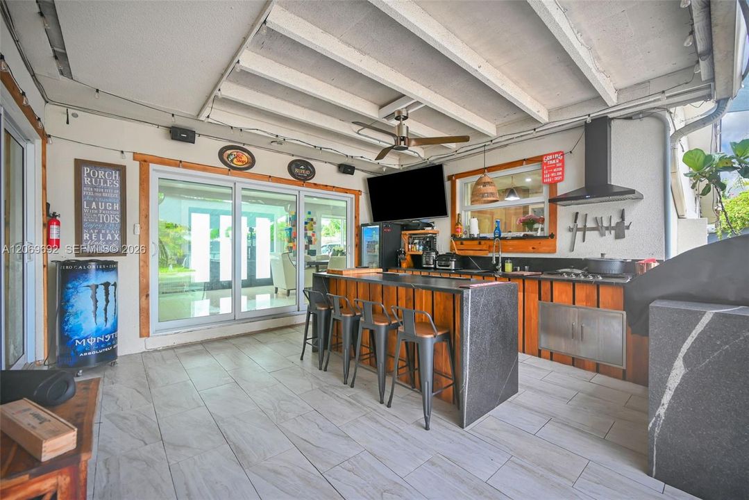 outdoor kitchen/ Patio/ bar