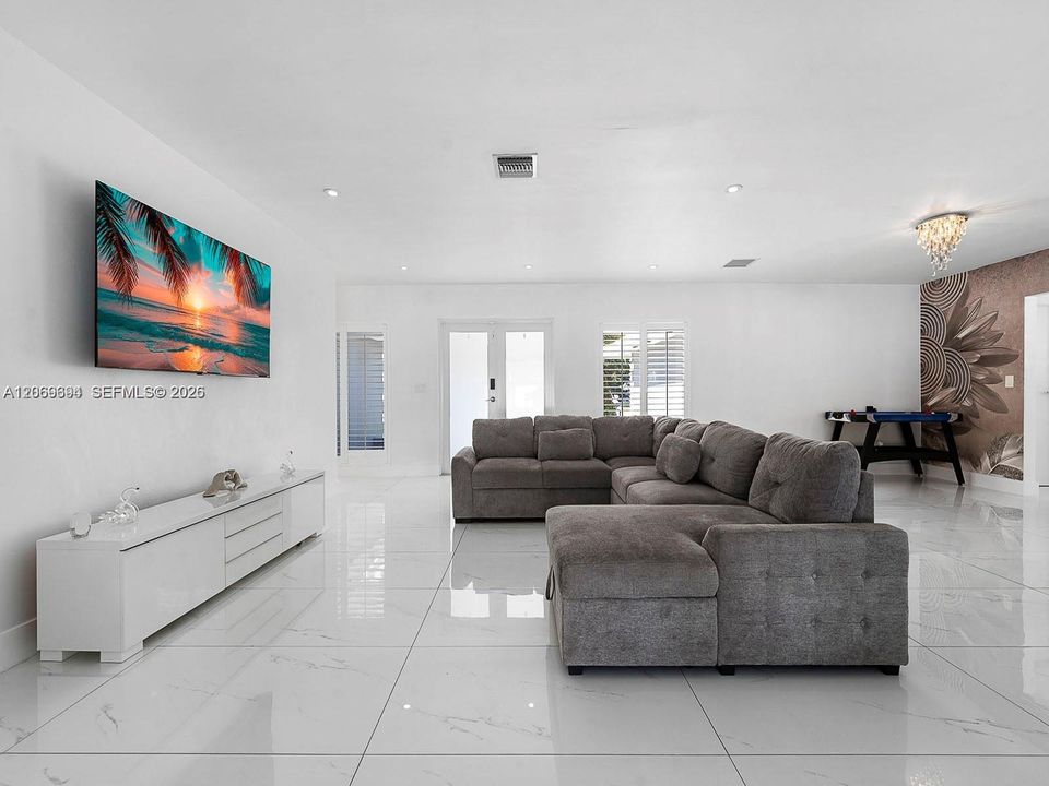 For Rent: $4,700 (3 beds, 2 baths, 1833 Square Feet)