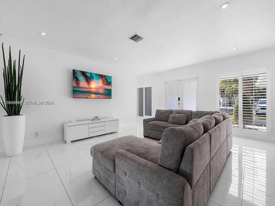 For Rent: $4,700 (3 beds, 2 baths, 1833 Square Feet)