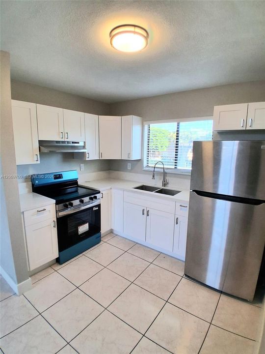 For Rent: $2,650 (3 beds, 2 baths, 972 Square Feet)