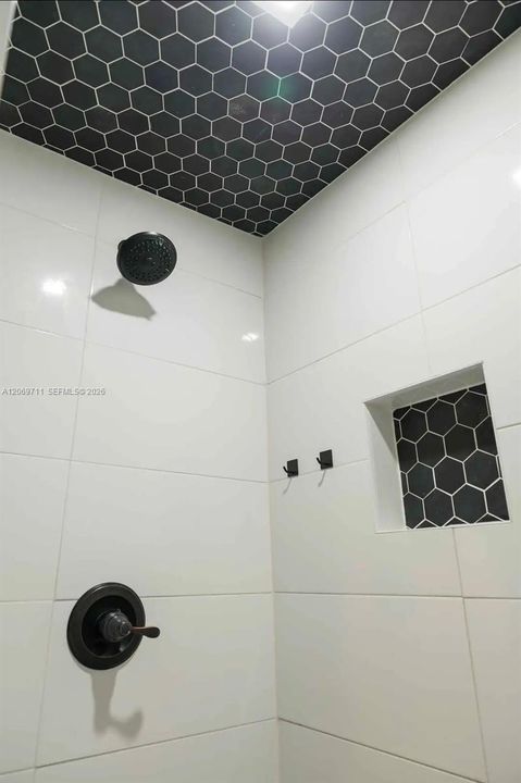 For Rent: $1,700 (5 beds, 3 baths, 2784 Square Feet)