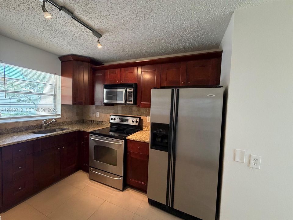 For Rent: $1,650 (2 beds, 1 baths, 630 Square Feet)