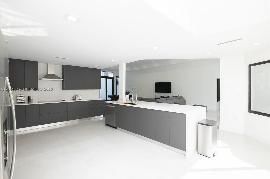 For Rent: $15,000 (7 beds, 4 baths, 3454 Square Feet)