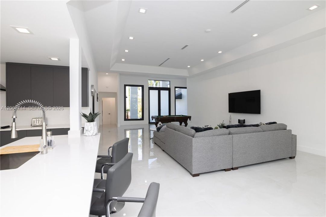 For Rent: $15,000 (7 beds, 4 baths, 3454 Square Feet)
