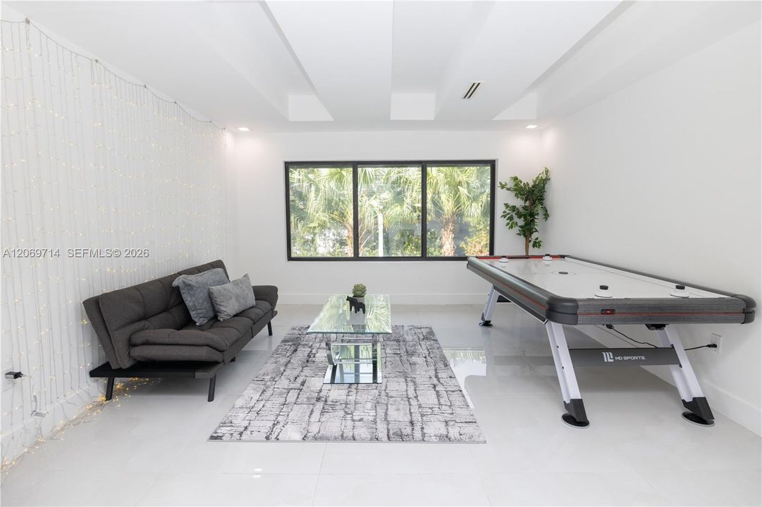 For Rent: $15,000 (7 beds, 4 baths, 3454 Square Feet)