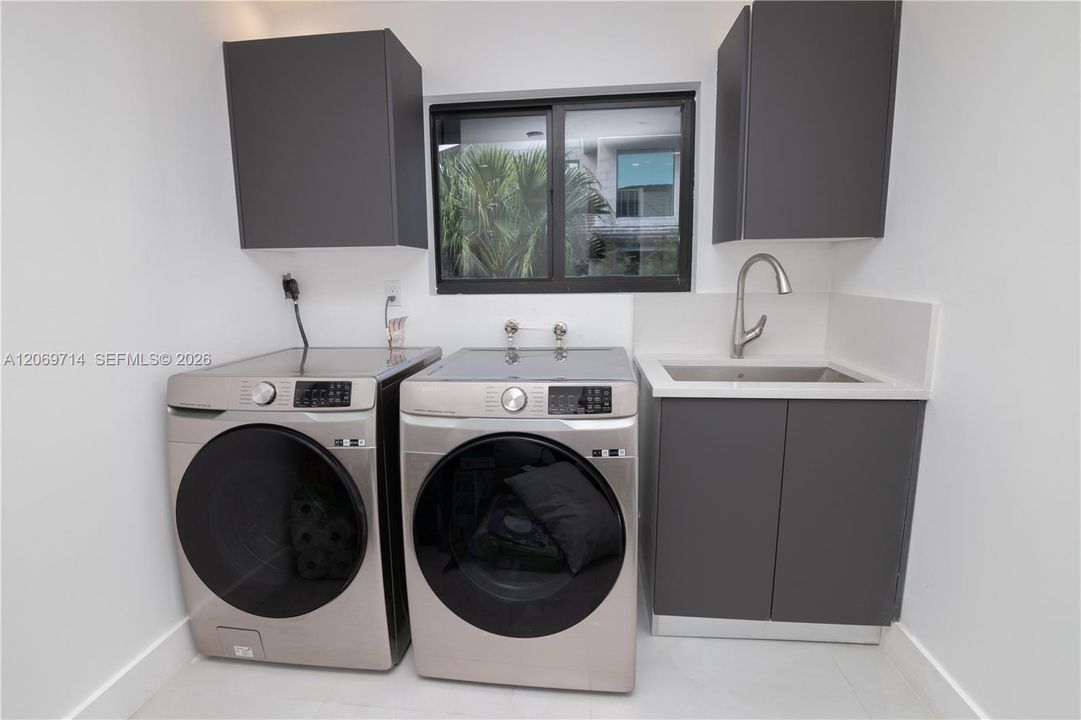 For Rent: $15,000 (7 beds, 4 baths, 3454 Square Feet)