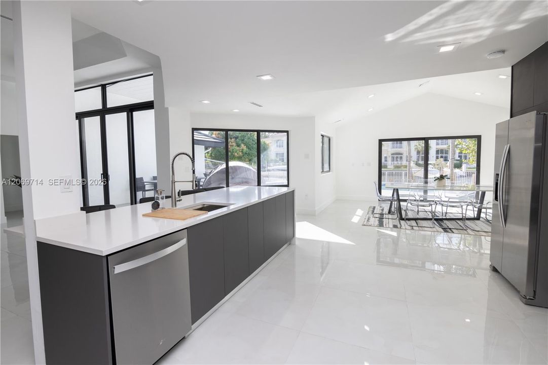 For Rent: $15,000 (7 beds, 4 baths, 3454 Square Feet)