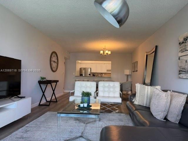 For Sale: $549,999 (1 beds, 1 baths, 1005 Square Feet)