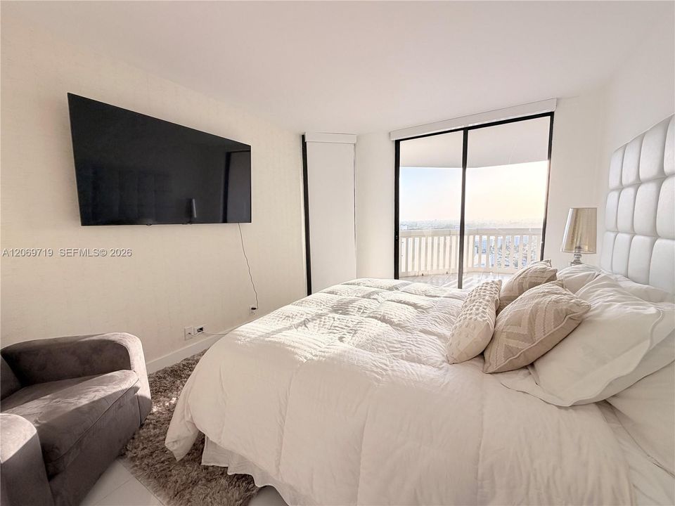 For Rent: $4,800 (2 beds, 2 baths, 1140 Square Feet)