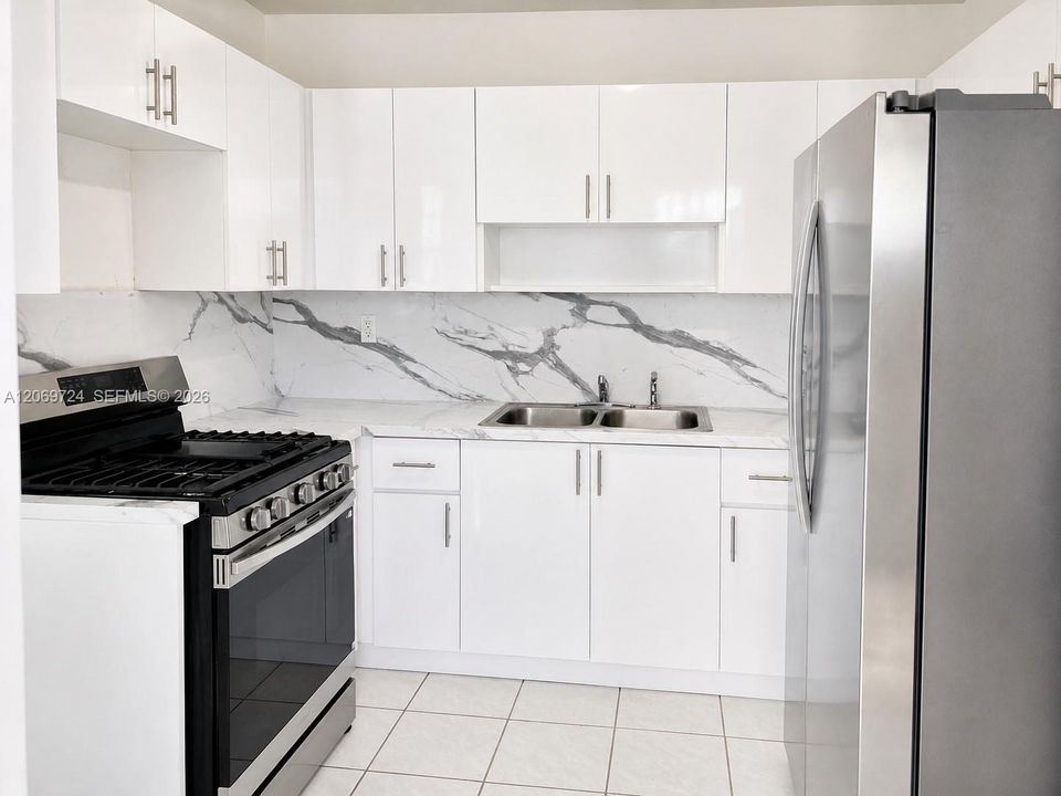For Sale: $255,000 (2 beds, 2 baths, 915 Square Feet)