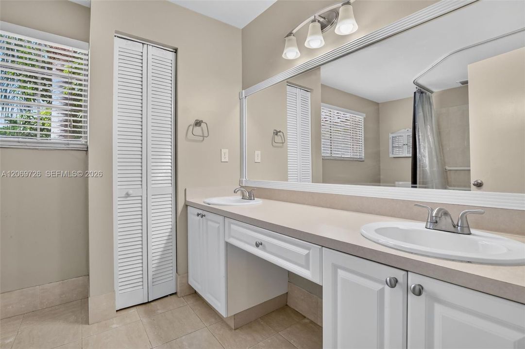 For Sale: $685,000 (3 beds, 2 baths, 1943 Square Feet)