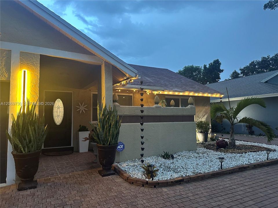 For Sale: $579,000 (2 beds, 2 baths, 1363 Square Feet)