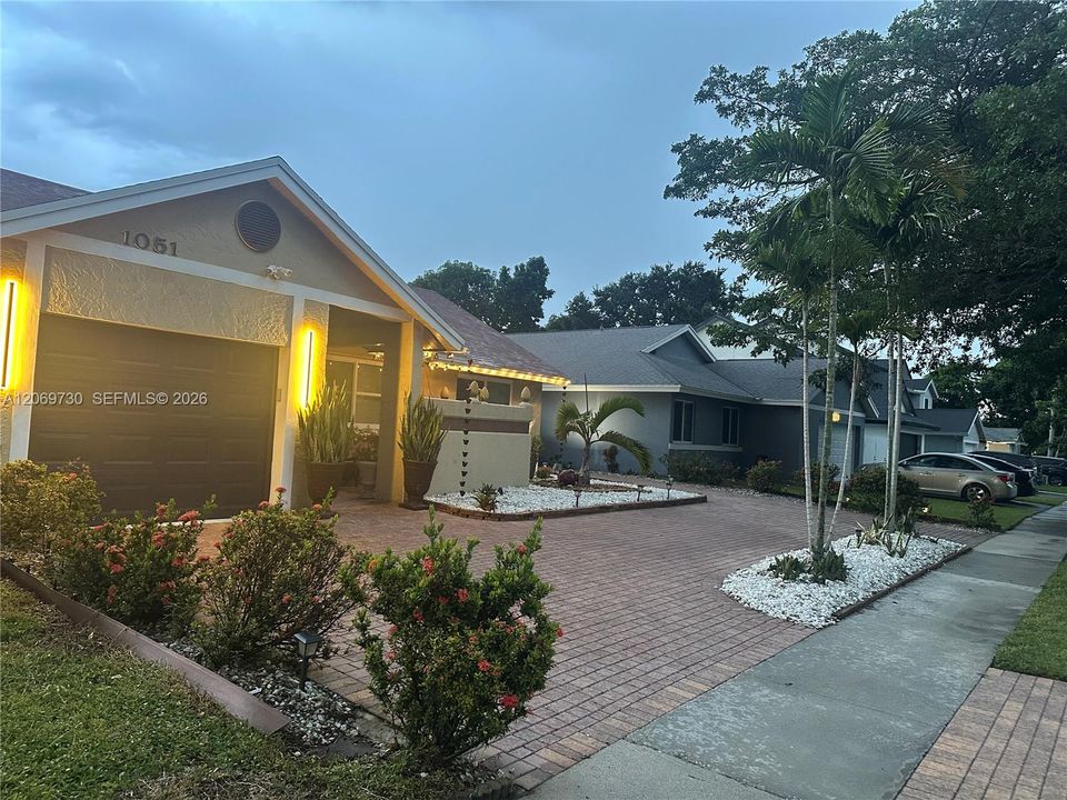 For Sale: $579,000 (2 beds, 2 baths, 1363 Square Feet)