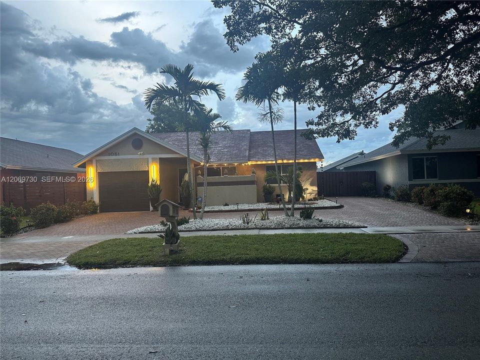 For Sale: $579,000 (2 beds, 2 baths, 1363 Square Feet)