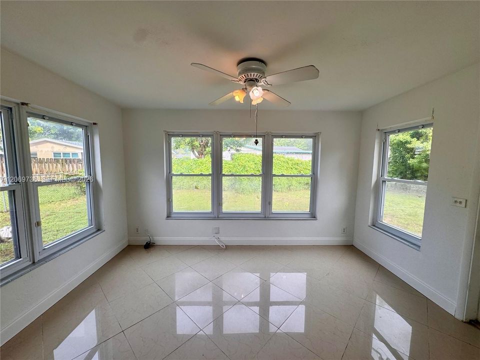 For Sale: $499,000 (2 beds, 2 baths, 1091 Square Feet)