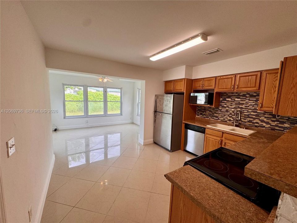 For Sale: $499,000 (2 beds, 2 baths, 1091 Square Feet)