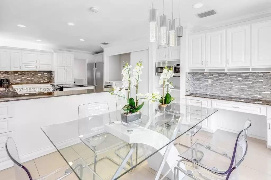 For Rent: $15,000 (6 beds, 4 baths, 3812 Square Feet)
