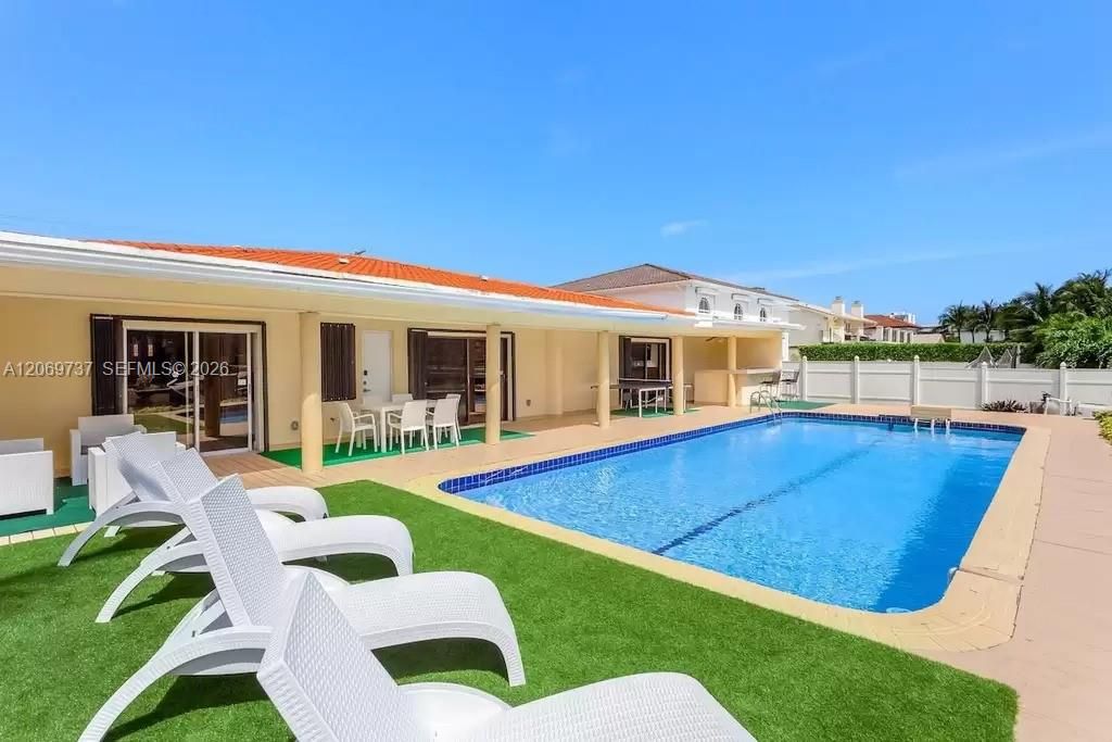 For Rent: $15,000 (6 beds, 4 baths, 3812 Square Feet)