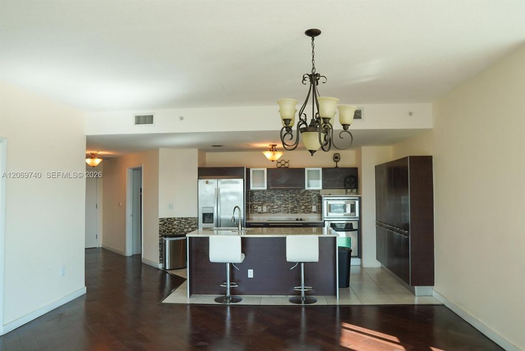 For Sale: $595,000 (2 beds, 2 baths, 1162 Square Feet)