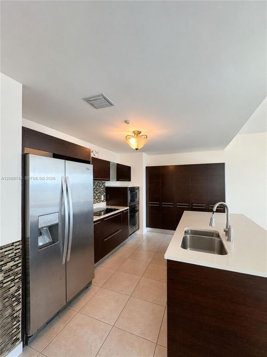 For Sale: $595,000 (2 beds, 2 baths, 1162 Square Feet)