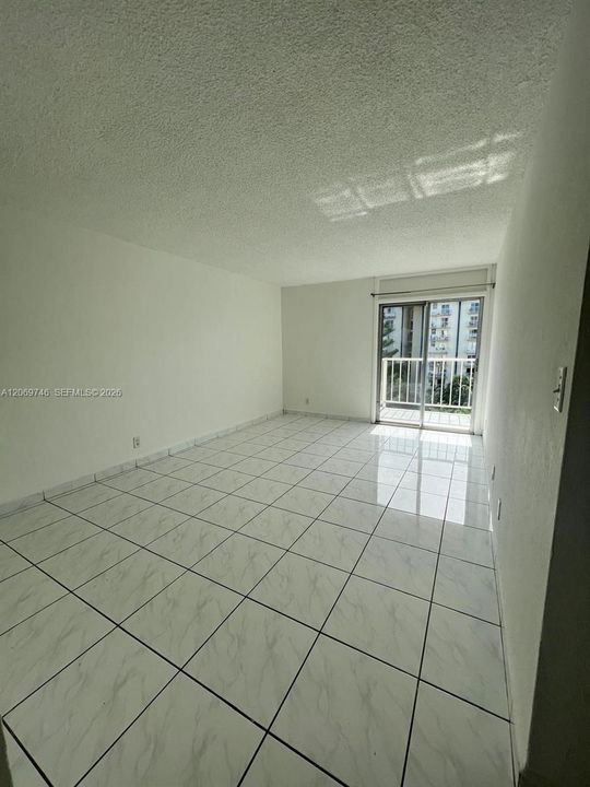 For Rent: $1,700 (1 beds, 1 baths, 598 Square Feet)