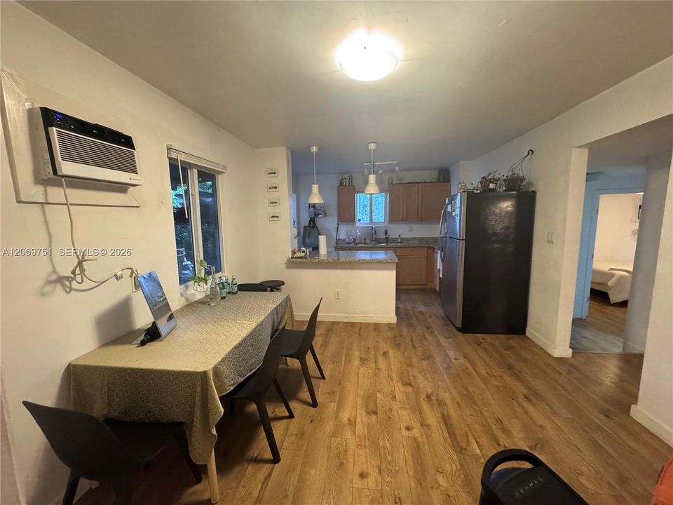 For Rent: $1,200 (2 beds, 1 baths, 1077 Square Feet)
