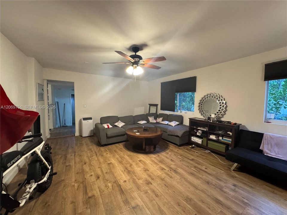 For Rent: $1,200 (2 beds, 1 baths, 1077 Square Feet)