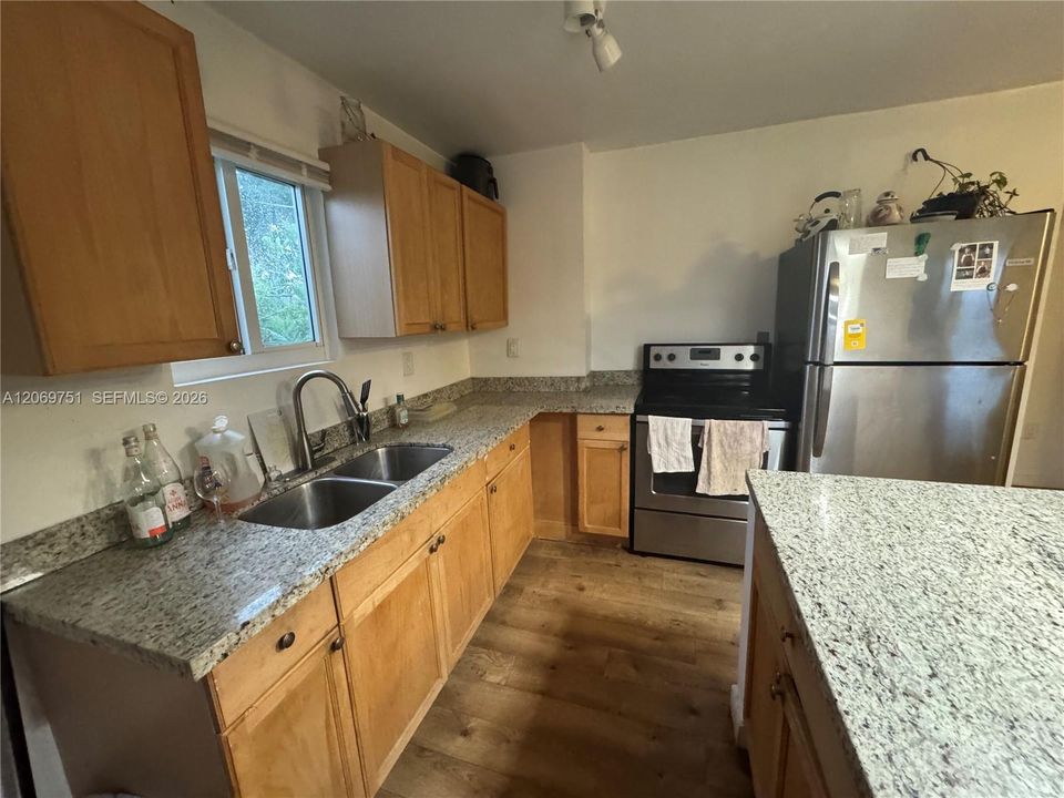 For Rent: $1,200 (2 beds, 1 baths, 1077 Square Feet)