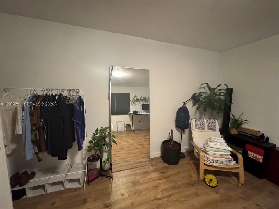 For Rent: $1,200 (2 beds, 1 baths, 1077 Square Feet)