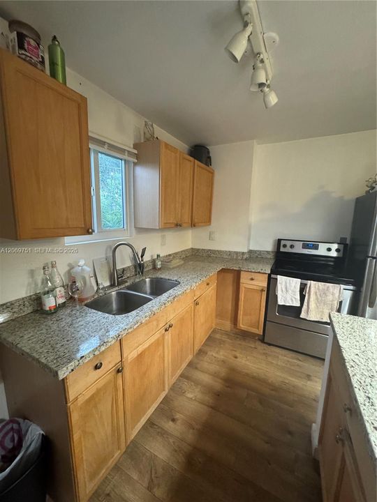 For Rent: $1,200 (2 beds, 1 baths, 1077 Square Feet)