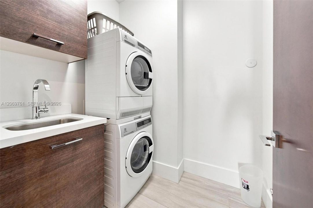 For Rent: $12,500 (3 beds, 3 baths, 2053 Square Feet)