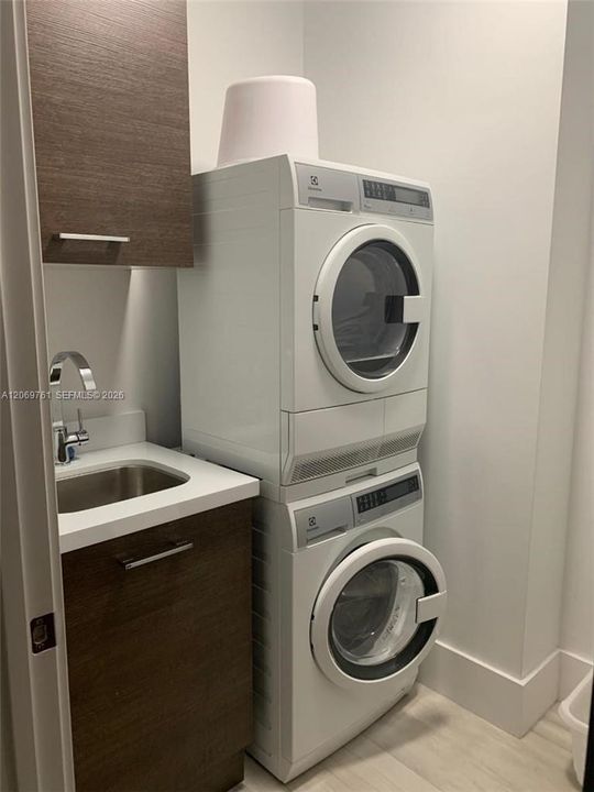 For Rent: $12,500 (3 beds, 3 baths, 2053 Square Feet)