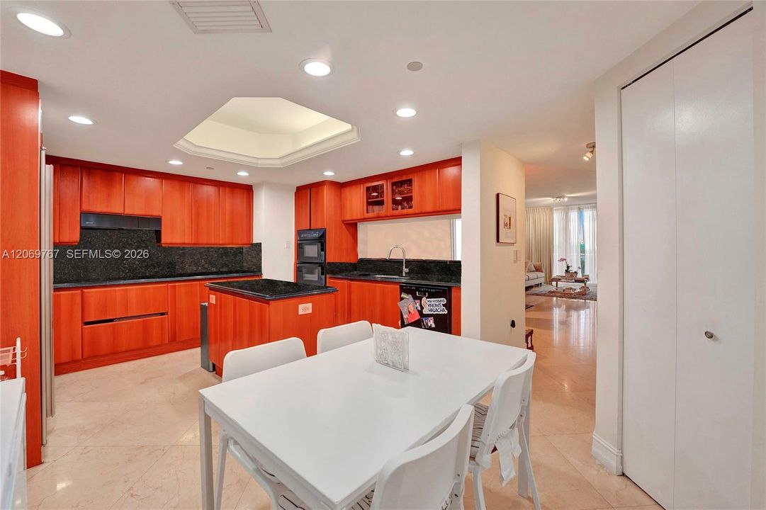 For Sale: $1,100,000 (2 beds, 2 baths, 1500 Square Feet)