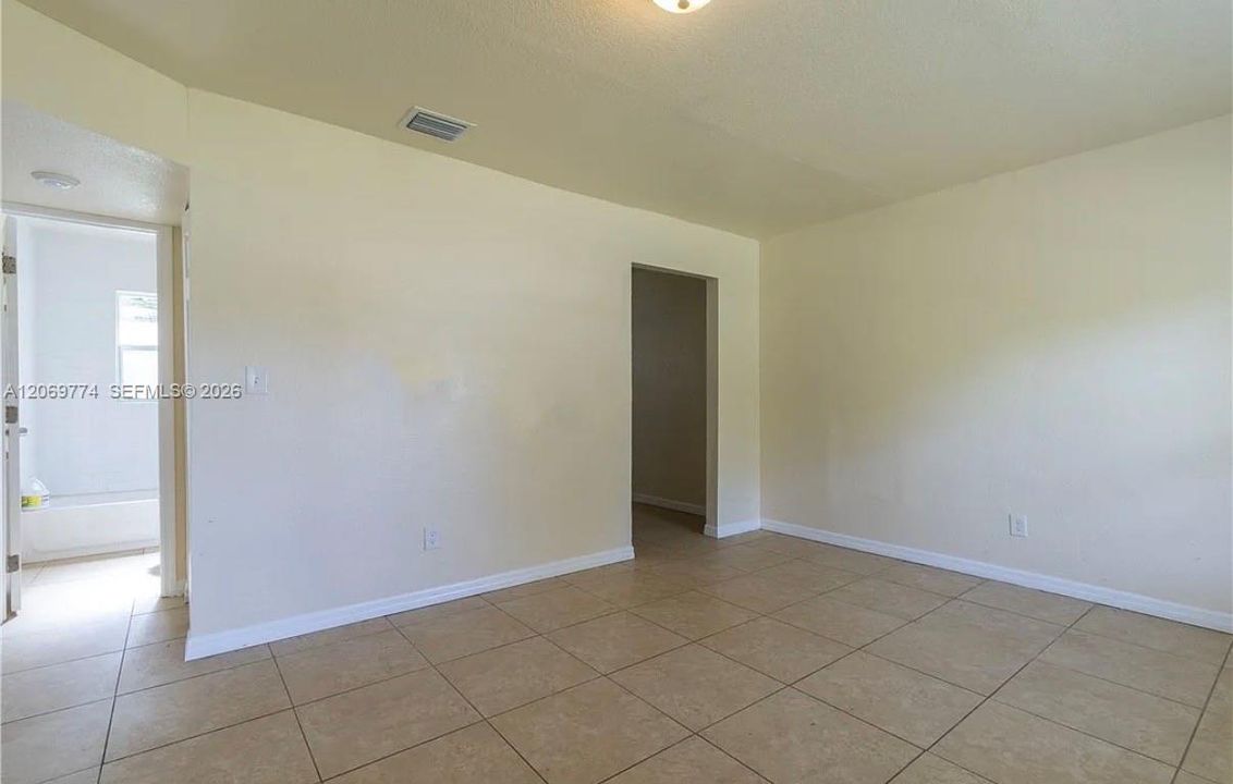 For Rent: $1,650 (2 beds, 1 baths, 1392 Square Feet)