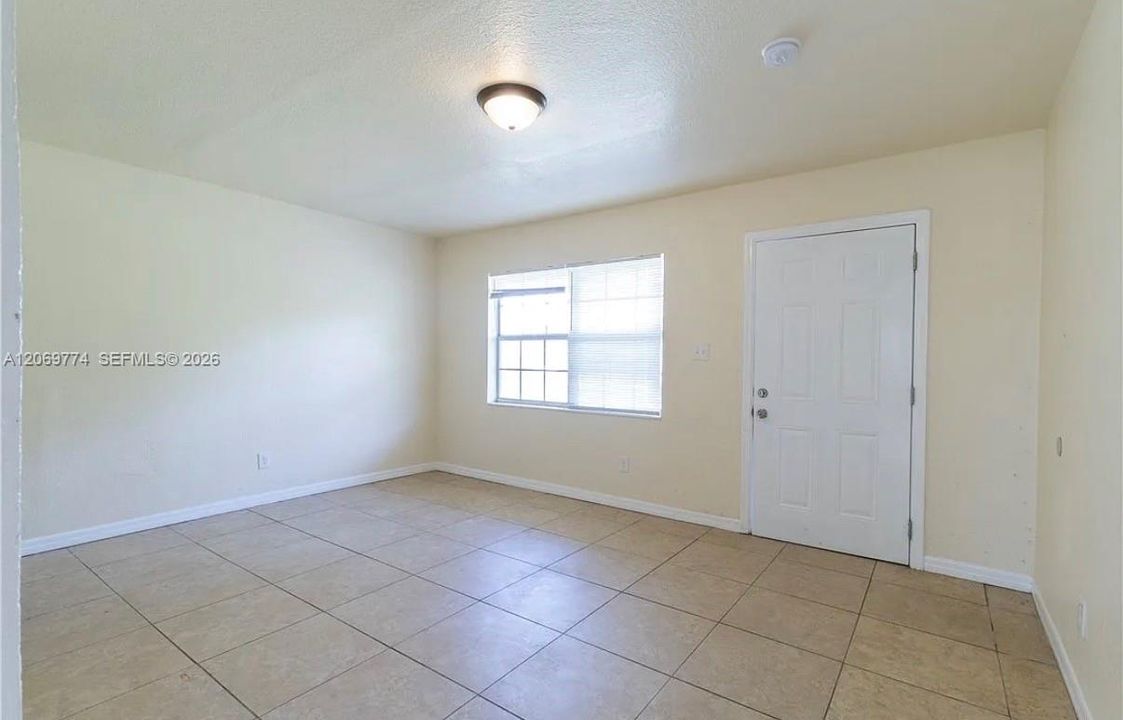 For Rent: $1,650 (2 beds, 1 baths, 1392 Square Feet)