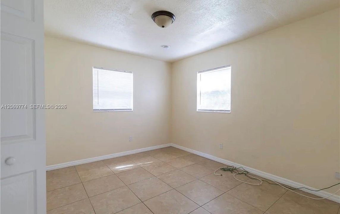 For Rent: $1,650 (2 beds, 1 baths, 1392 Square Feet)
