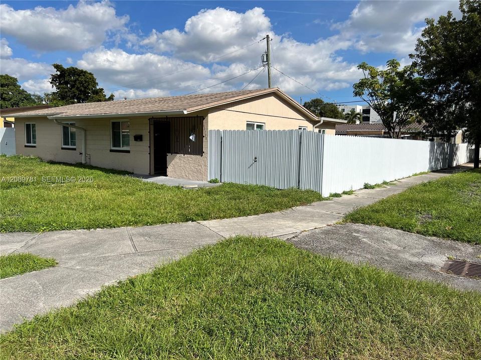 For Rent: $3,800 (4 beds, 2 baths, 1760 Square Feet)