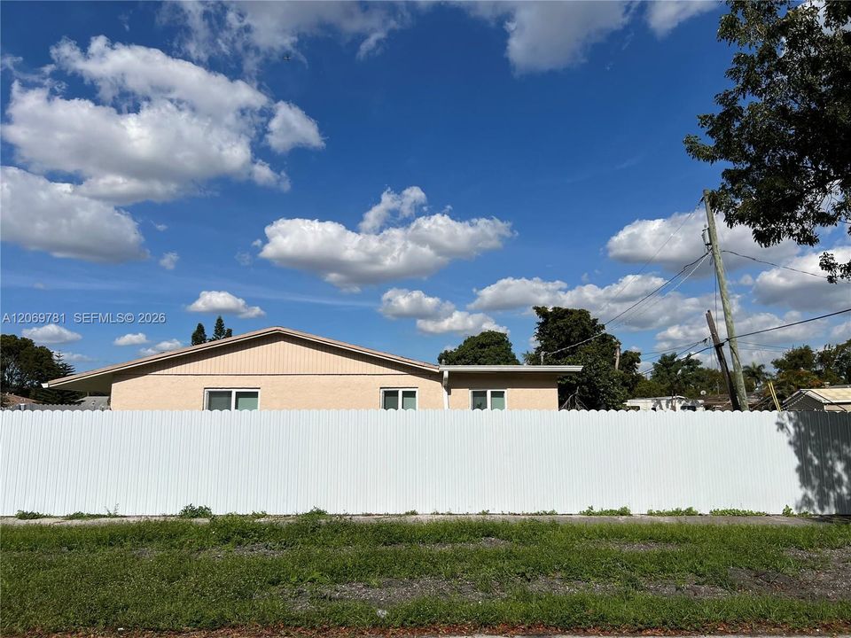 For Rent: $3,800 (4 beds, 2 baths, 1760 Square Feet)
