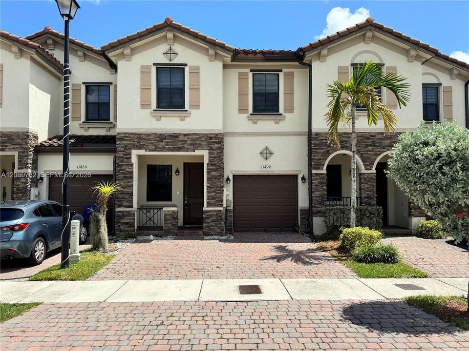 For Rent: $2,900 (3 beds, 3 baths, 1870 Square Feet)