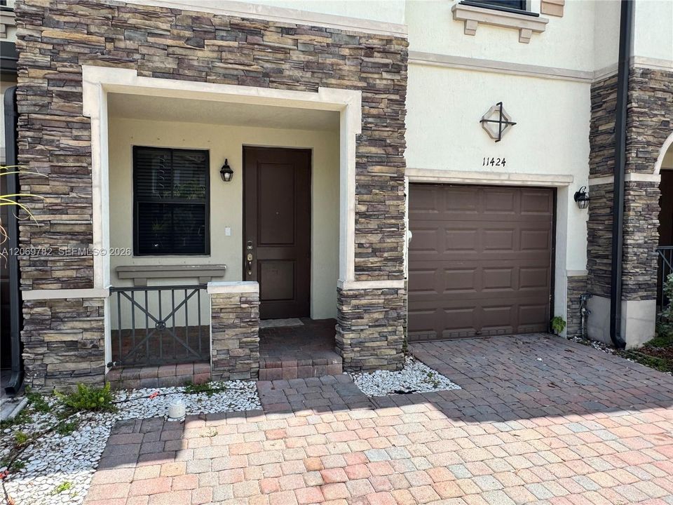 For Rent: $2,900 (3 beds, 3 baths, 1870 Square Feet)