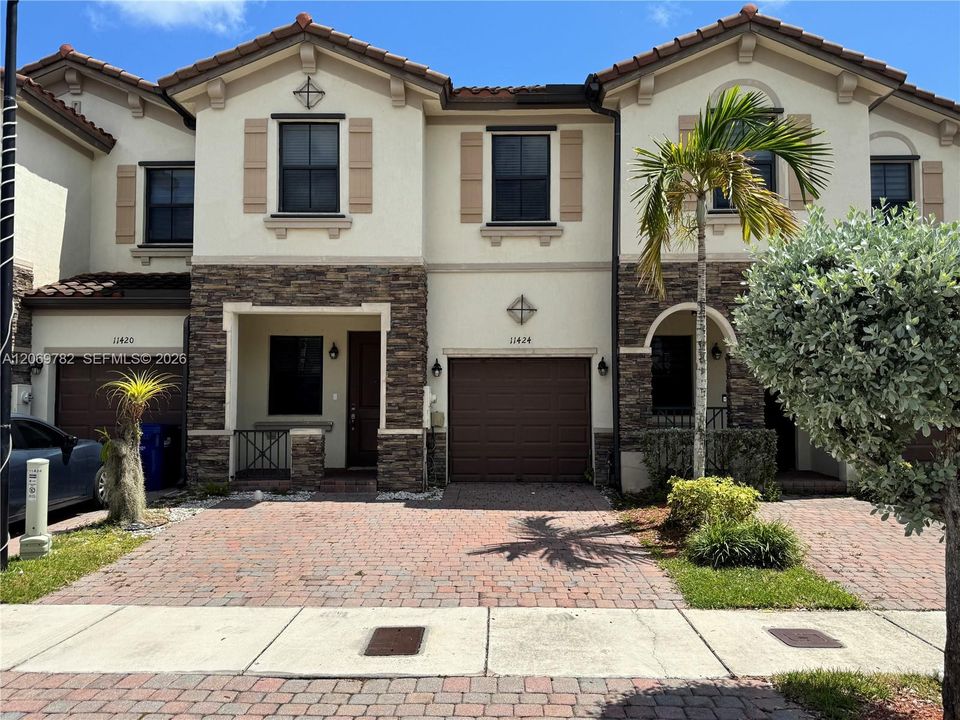 For Rent: $2,900 (3 beds, 3 baths, 1870 Square Feet)