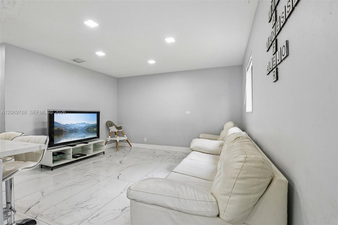 For Rent: $3,350 (3 beds, 1 baths, 1184 Square Feet)