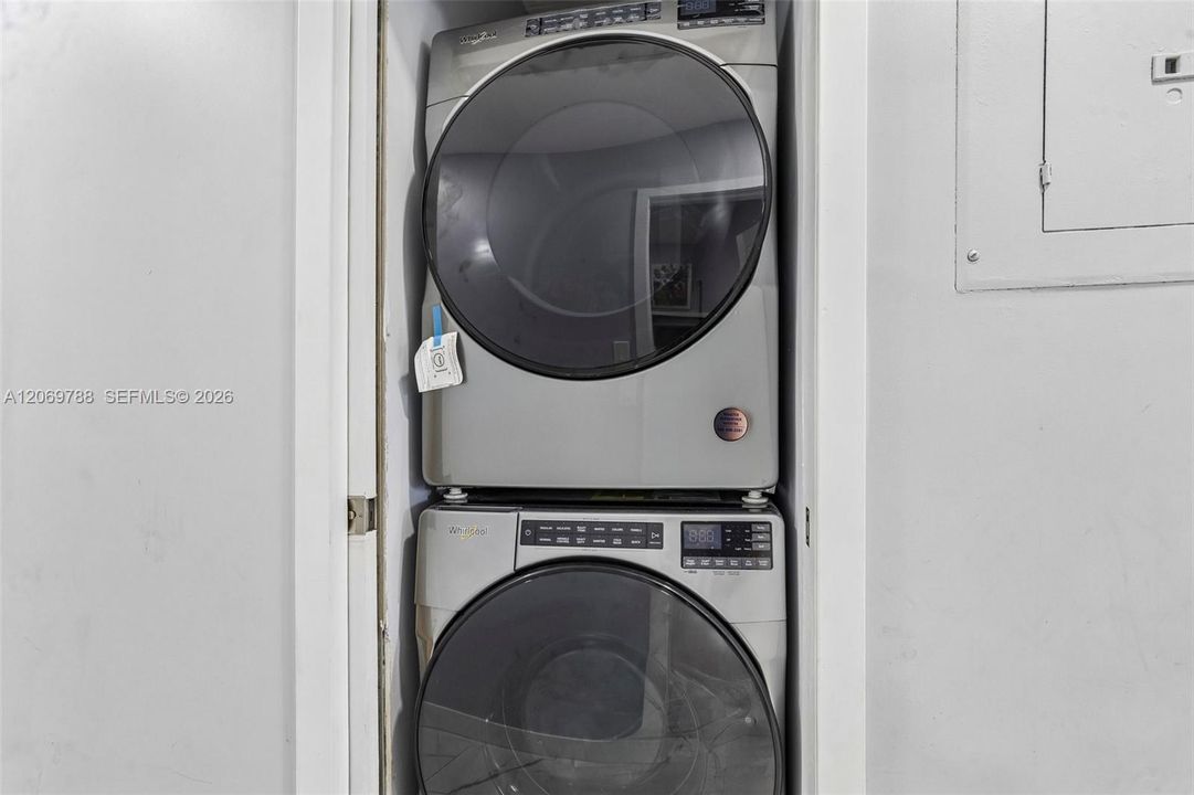 For Rent: $3,350 (3 beds, 1 baths, 1184 Square Feet)